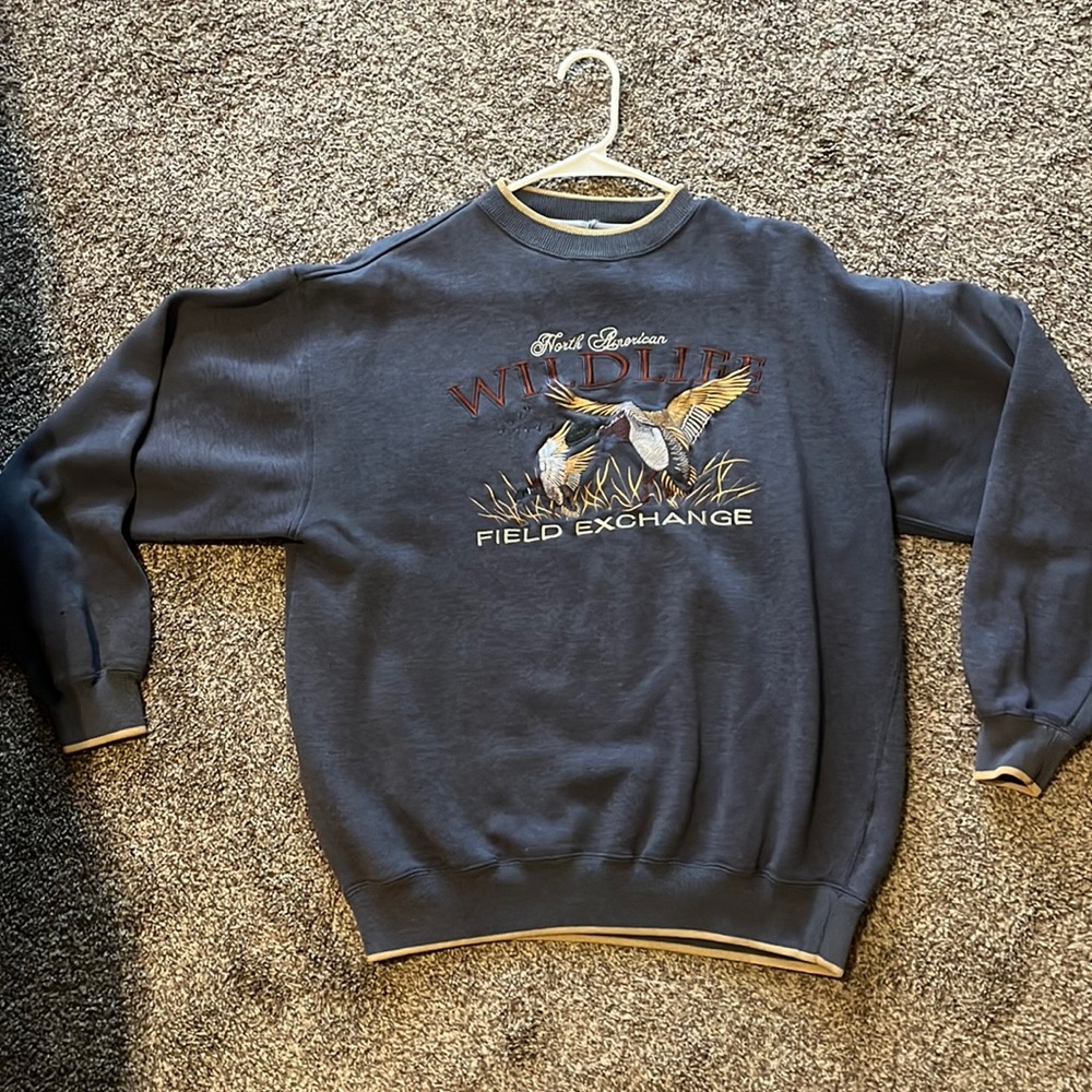 Neutral, color crewneck nice and strong material